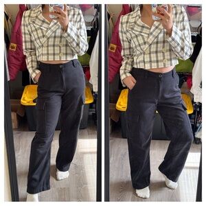Cotton On Stylish and versatile cream cargo pants for woman. Used Condition